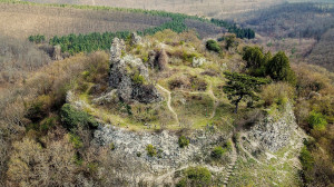 Bujáki vár: a rom, amelyet apránként visszafoglal a természet