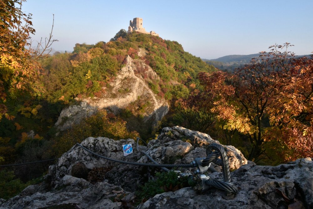 Cseszneki vár őszi napon a via ferrátával az előtérben