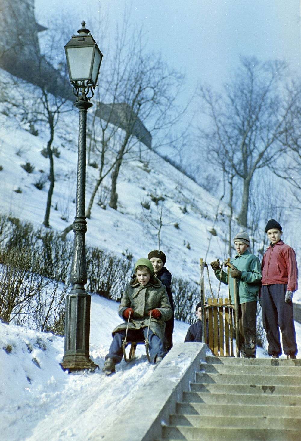 Csúszni vagy nem csúszni? Ha leesett a hó, bárhol, bármilyen lejtő simán „szánkópályává” alakult. 1967.