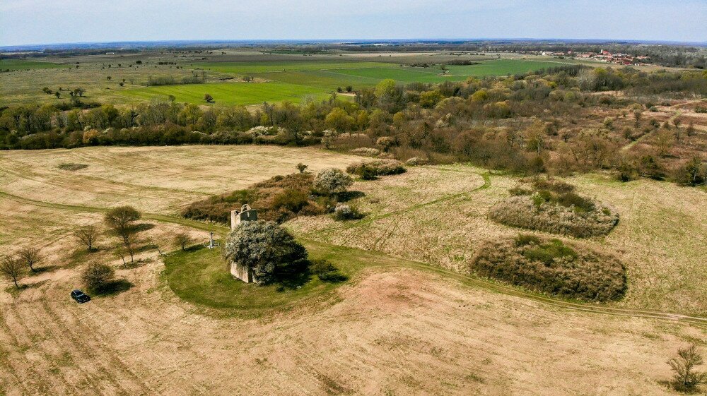 DJI_0043_Nagykeszi templorom a háttérben Gyepükaján házai