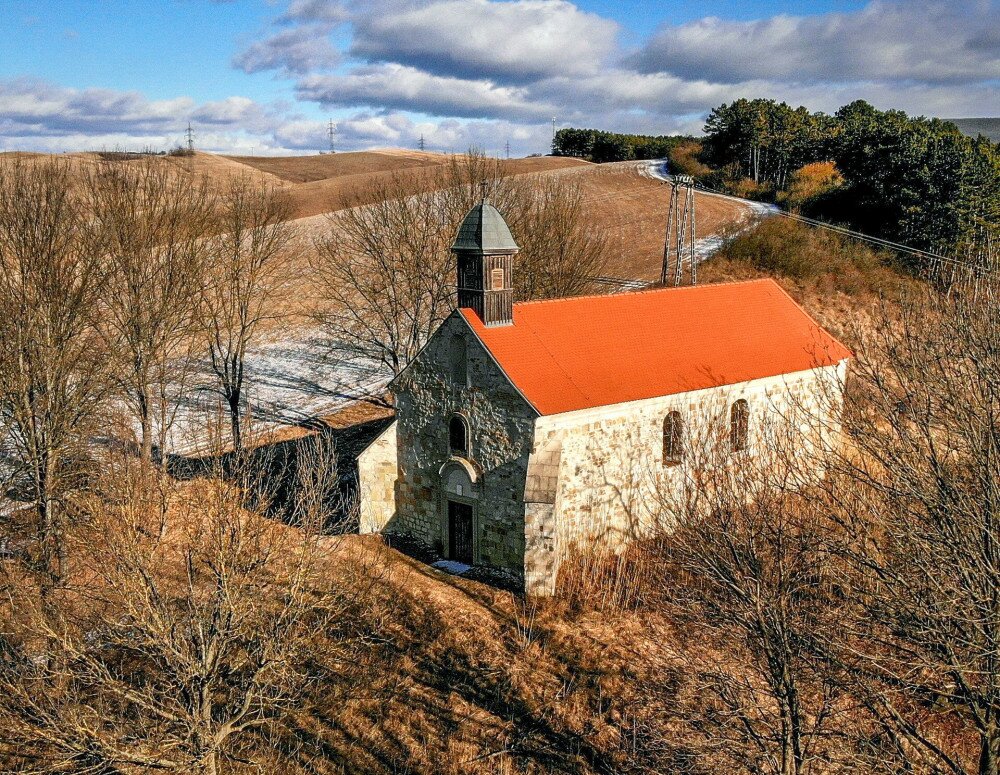 DJI_0162_Szent Márton-templom a dombtetőn_FOTO-Somo