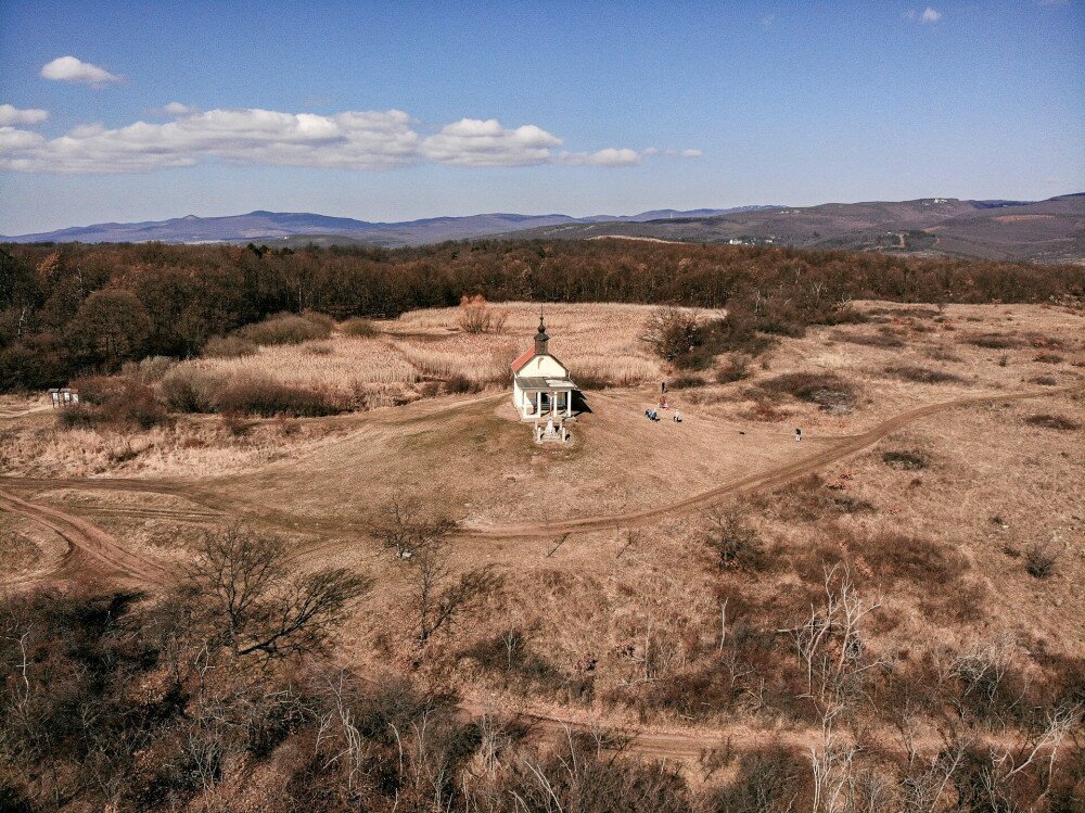 DJI_0206_Szent Anna-kápolna a tájban_FOTO-MTSZ