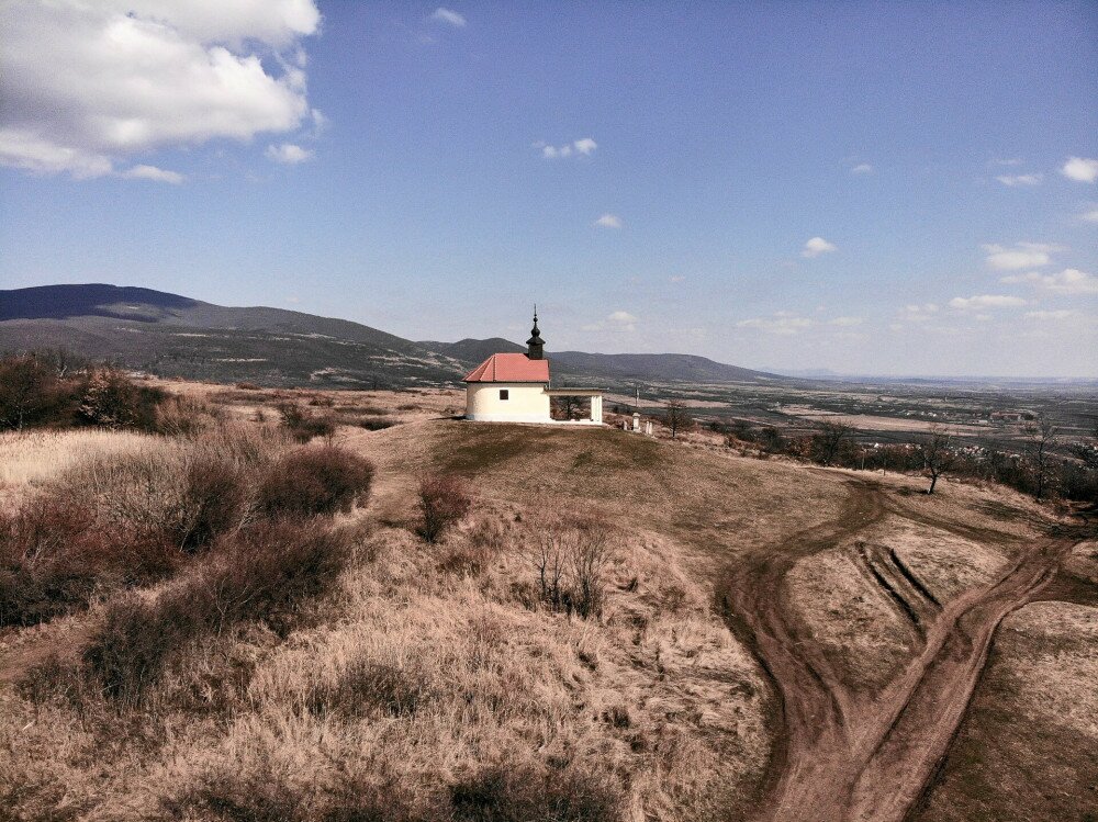 DJI_0221_Szent Anna-kápolna a Keleti-Mátra vonulatival_FOTO-MTSZ