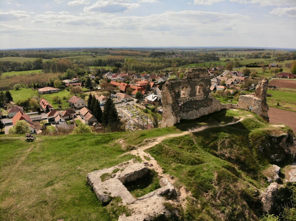 DJI_0273_Döbrönte látképe_Szarvaskő vára_FOTO-Somo