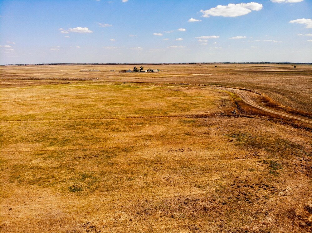 DJI_0456_A csomorkányi templom körüli puszta, a távolban egy tanyaépülettel_FOTO-Somo