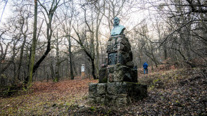 Egy eldugott Kossuth-emlékmű a Budai-hegyekben