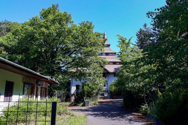 ​Elhagyatva omladozik Mátraháza jelképe, a legendás „Pagoda”