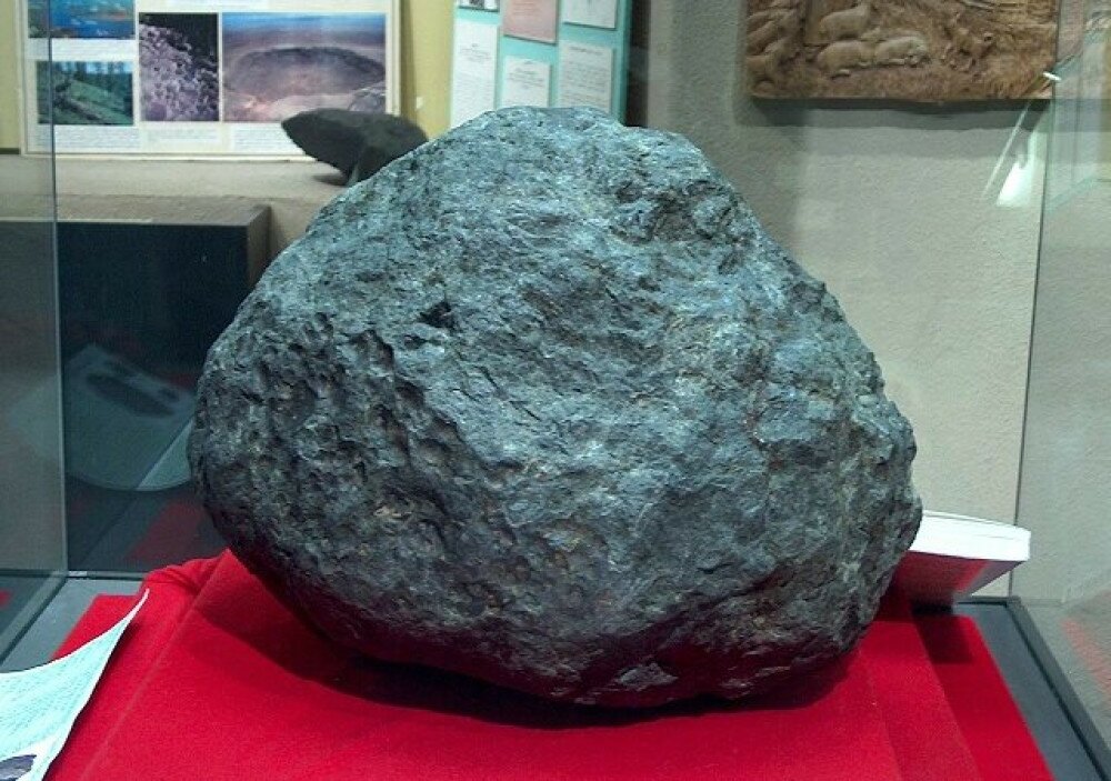 Ensisheim_meteorit_donnerstein_1_vss2007