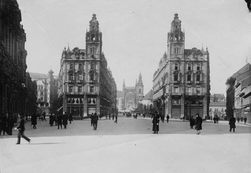 Ferenciek tere (Kígyó tér), Klotild paloták, távolabb a Belvárosi templom és az Erzsébet híd látható.