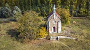 Festői kis kápolnák erdő mélyén, tóparton, hegytetőn, szántóföldek között