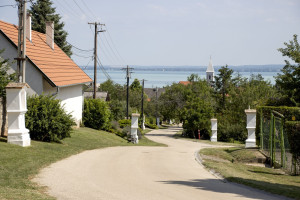 Gyalogszerrel a „Királynék városától” a Balatonig