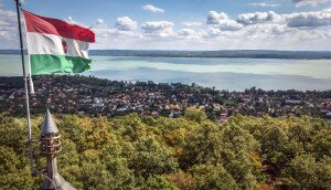 Gyönyörű kilátóhelyek és romtemplomok a Balaton északnyugati szegletében