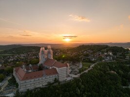 Hamarosan lekerülnek az állványok a tihanyi apátság homlokzatáról