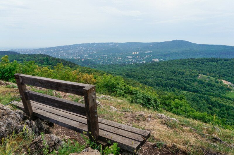 ​Hangulatos pad várja az Újlaki-hegy a panorámák kedvelőit