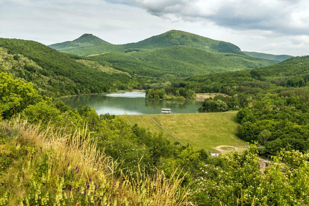 Hasznosi-viztarozo-varhegyrol-GA