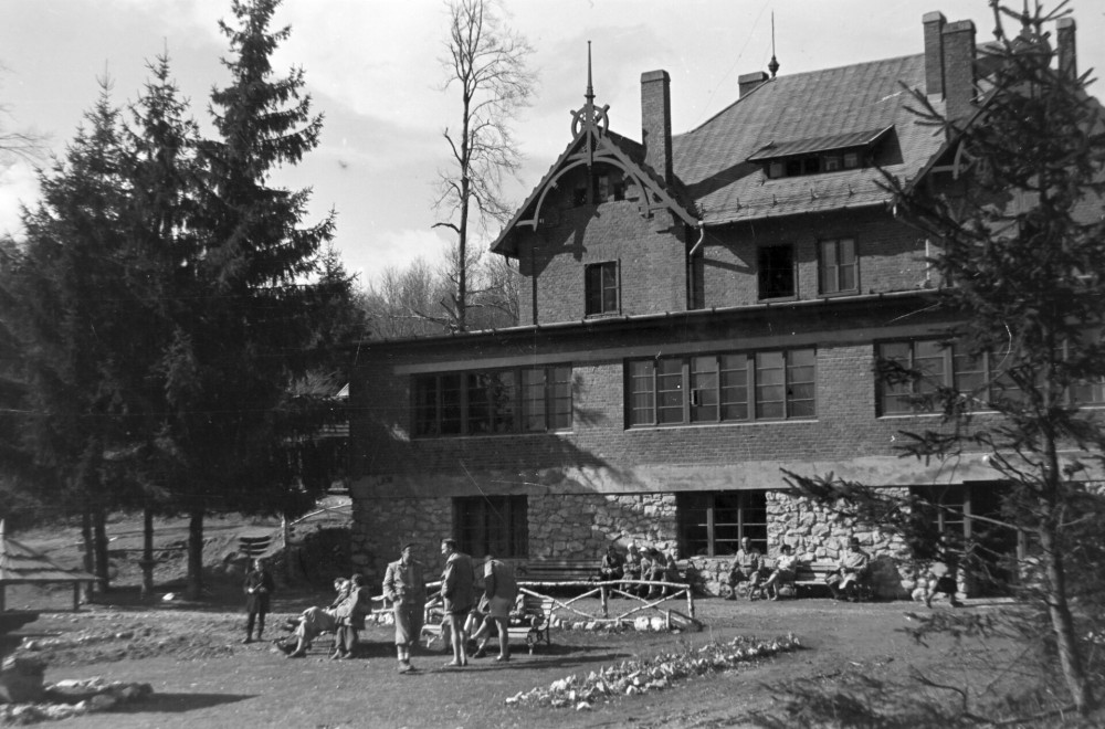 ház 1957 még az eredeti tetőszerkezettel, a tűzvész előtt forrás Fortepan Tóth Tibor