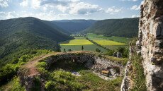 Idő ostromolta várfalak Torna felett