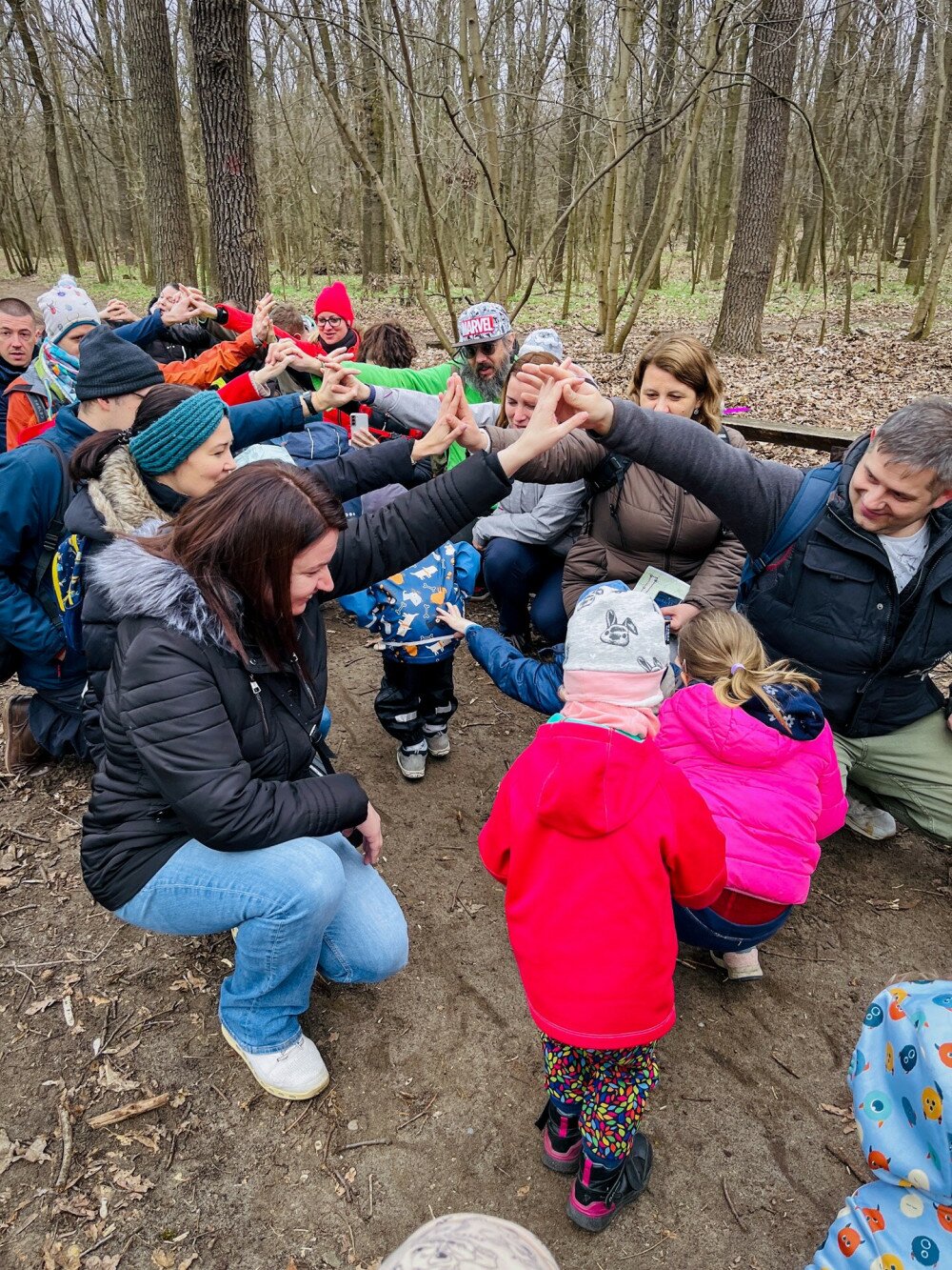 Játékos túrázás az erdőben