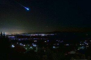 Kék színben ragyogó meteor száguldott át felettünk