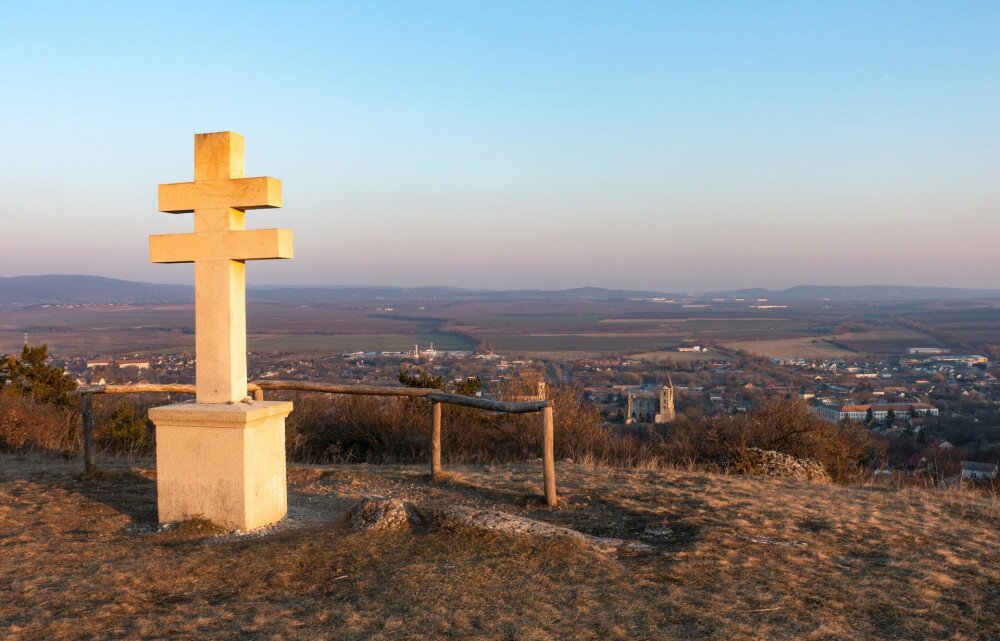 Kettőskeresztes kilátópont, a Nyakas-hegyen, kilátás Zsámbékra