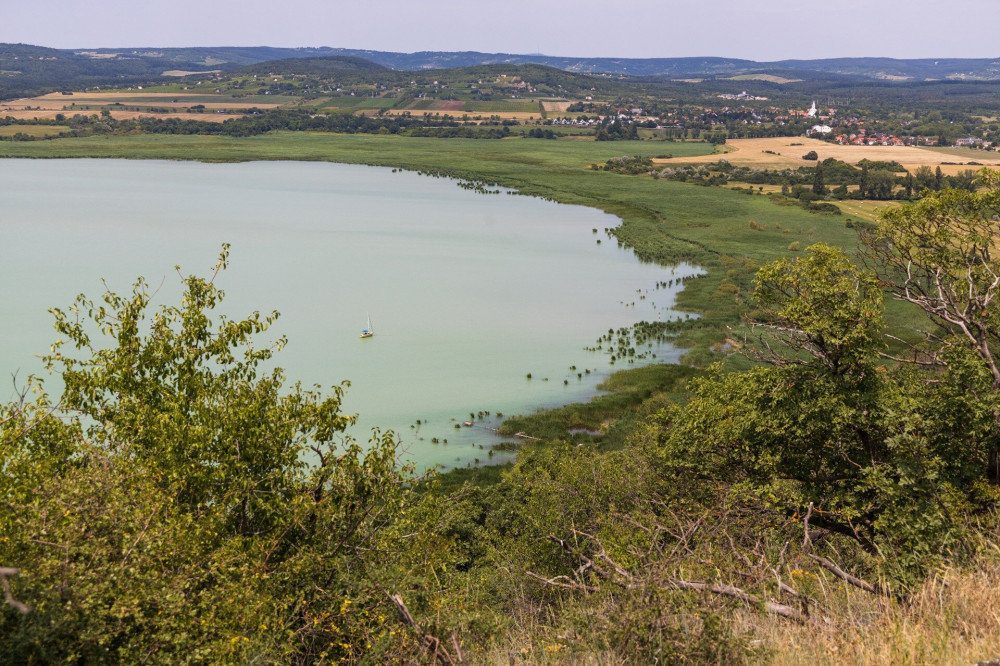 Kilátás a Bázsai-öbölre a Tihanyi-félszigetről