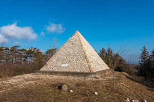 Kirándulás a magyar piramishoz, avagy kastélytúra extrákkal