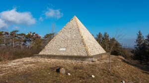 Kirándulás a magyar piramishoz, avagy kastélytúra extrákkal