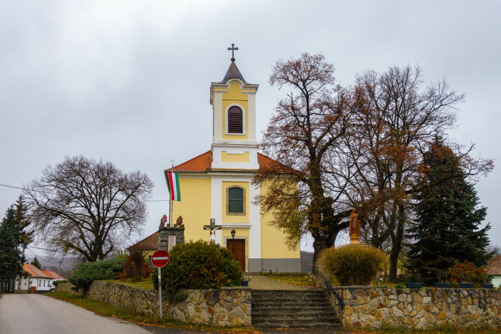 Kóspallagi templom egy őszi napon