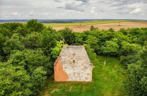 Különleges hangulatú Árpád-kori rom a zámolyi temetőben