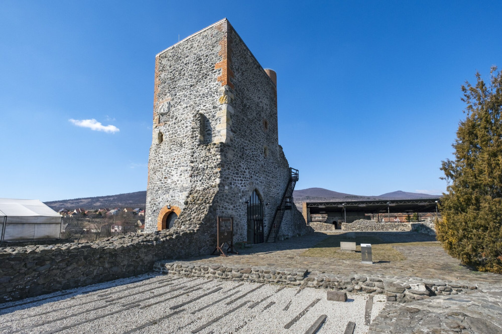 Lakótorony / belső kaputorony a kisnánai várban