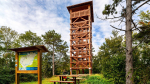 Láz-tetői kilátó – Panorámatorony a fennsík peremén