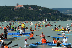 Lehet készülni: nyár közepén tartják a Balaton-átevezést