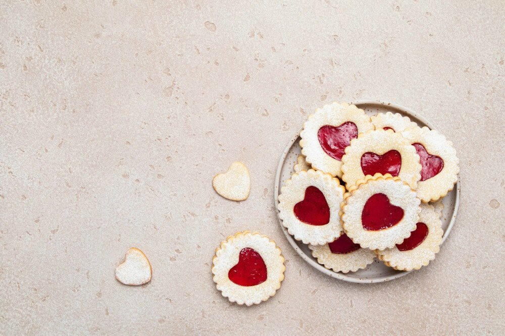 Lekváros Linzer sütemények egy tálon