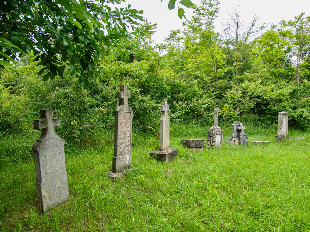 Lőrinc templomrom melleti sírkövek egy része félkörívben van rendezve_Zámoly_FOTO-JA