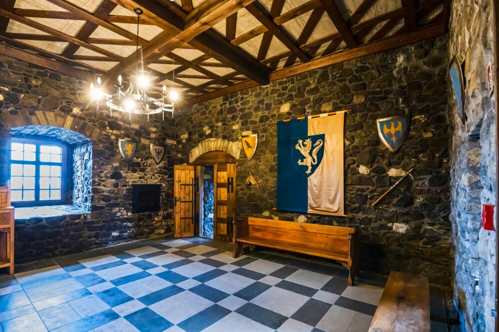 Lovagterem a hollókői várban