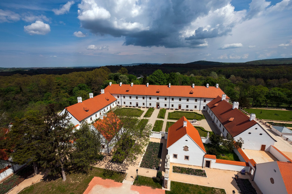 Majki remeteség és Eszterházy-vadászkastély