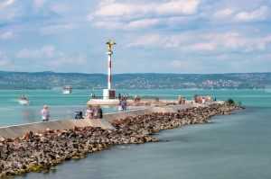 Már a Balatonban is kimutatták a mikroműanyagok és gyógyszermaradványok jelenlétét