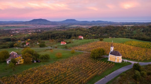 Misztikus kápolna, gyönyörű panorámával a tanúhegyekre