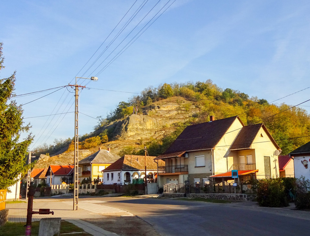 mokkő-képződménye fogad, a falu központja fölé meredeken emelkedő Noé-szőlője.