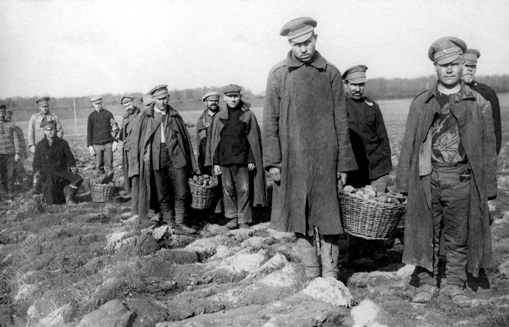 Munka a kornyekbeli foldeken NAGY FOTO Savaria Múzeum