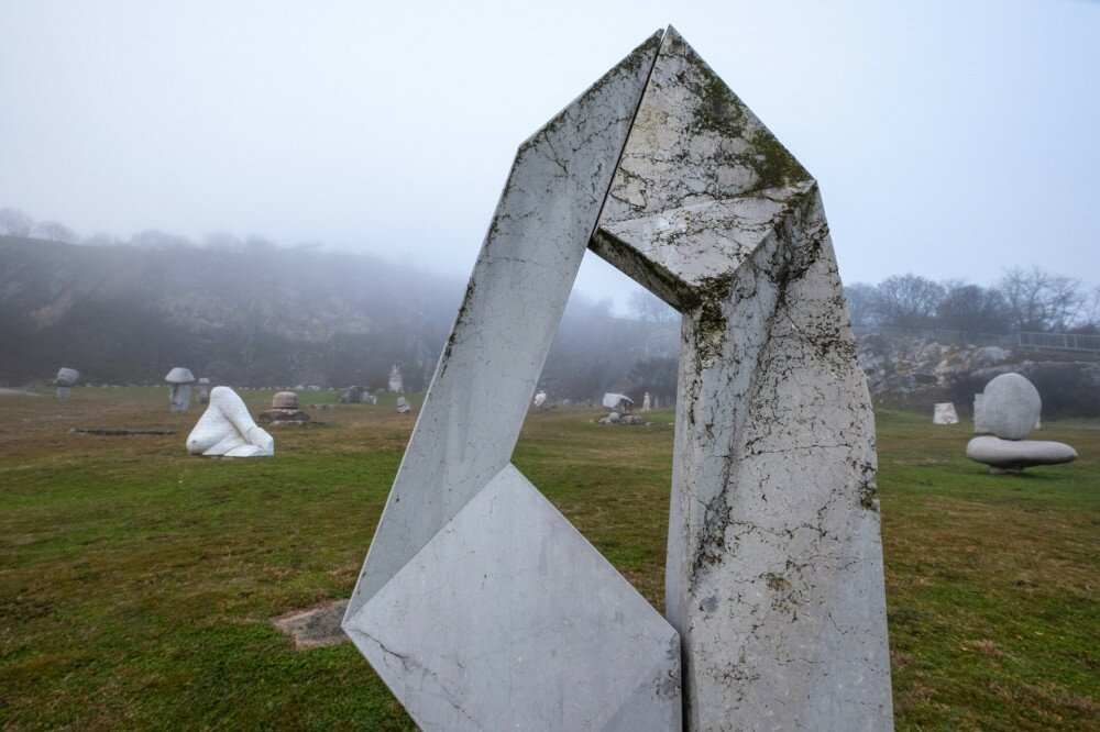 Nagyharsányi Szoborpark, Böszörményi István Egyárbócos című geometrikus szobra