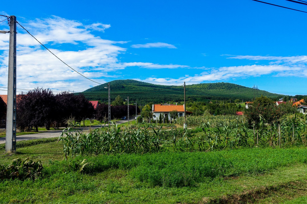 Naszály hegy Kosdról nézve