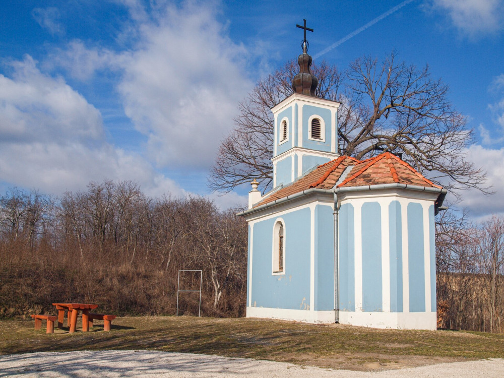 P1157498_Mausz-kápolna a dombon-FOTO-JA