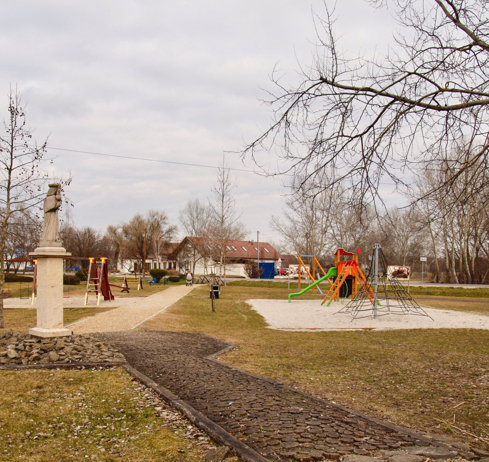 P2228566_Szent Jakab-szobor és játszótér a sétány bejáratával szemben_Dabas_Foto_JA