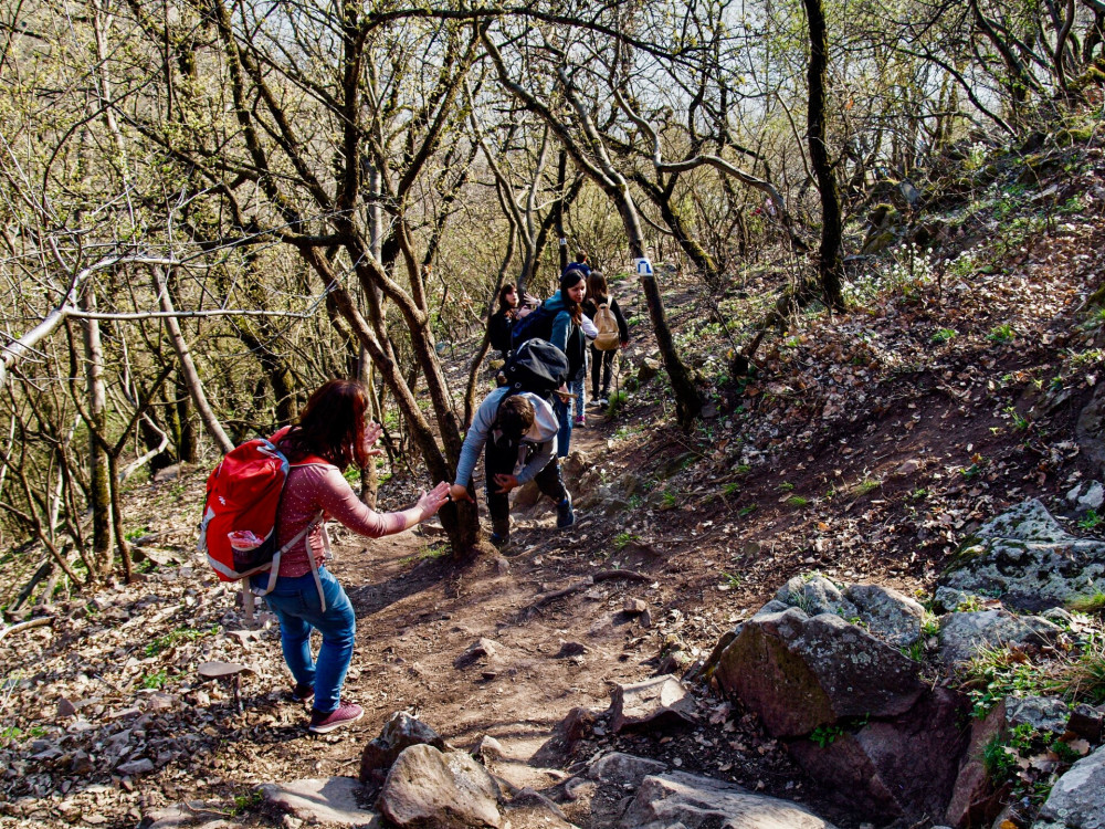 P3149425_Meredek ereszkedés a Remete-barlanghoz_FOTO_JA