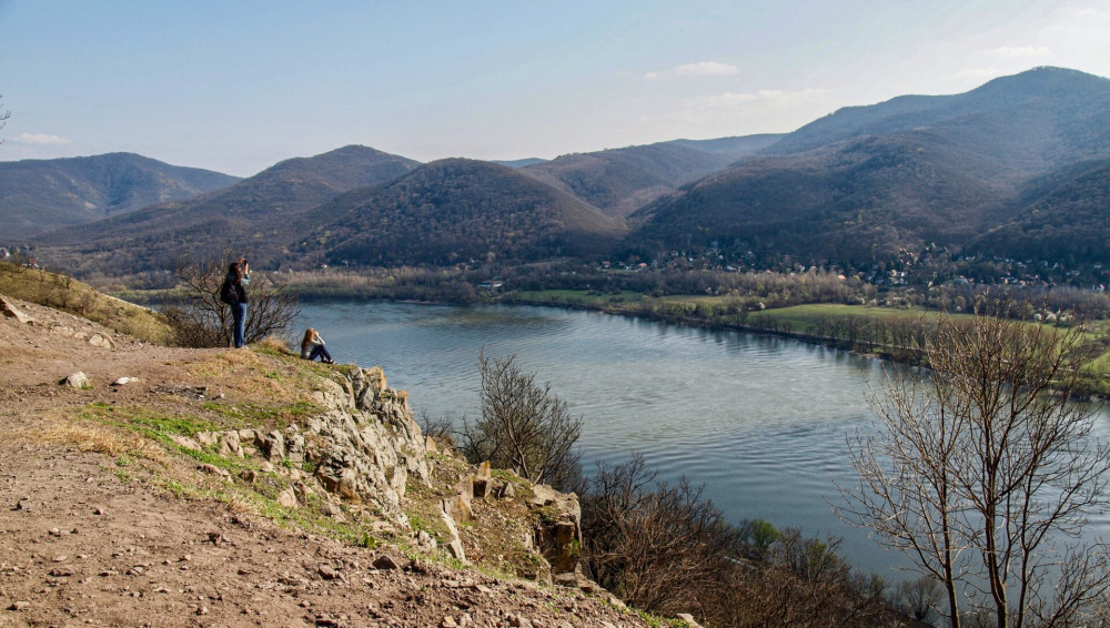 P3149432_Kilátás a Remete-barlang sziklapereméről a Dunakanyarra_FOTO_JA