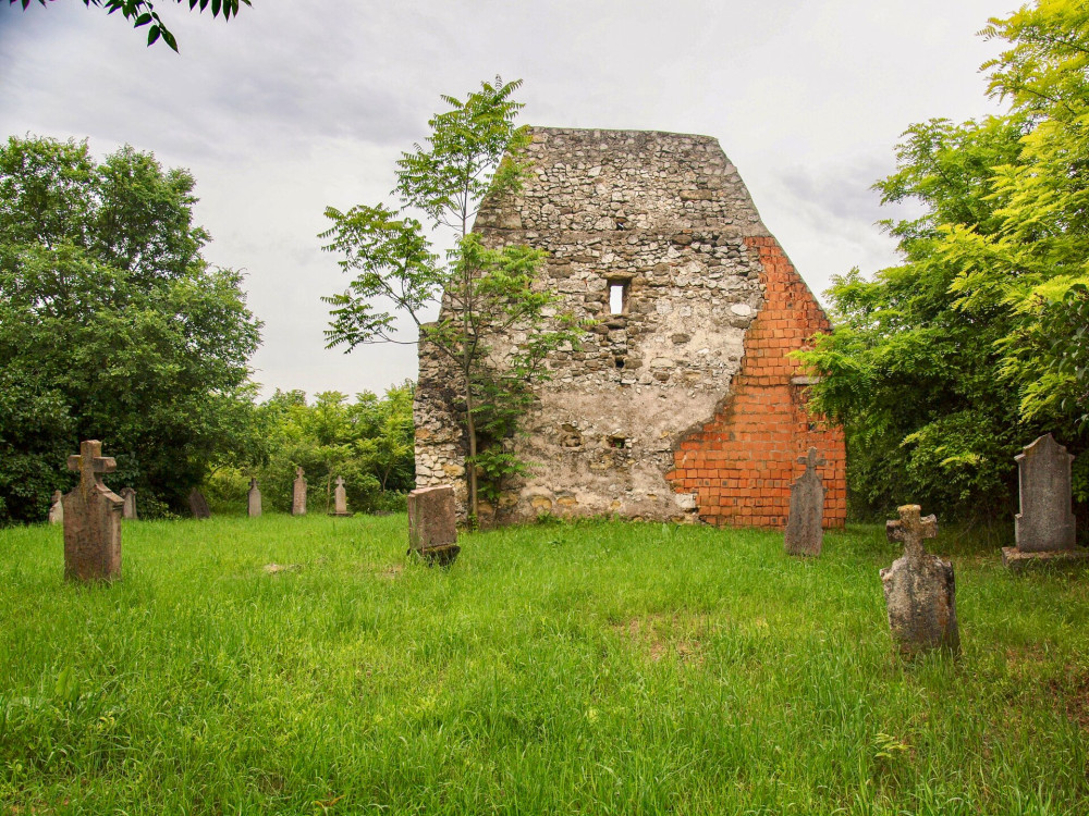 P6148836_Szent Lőrinc templomrom régi sírkövekkel_Zámoly_FOTO-JA