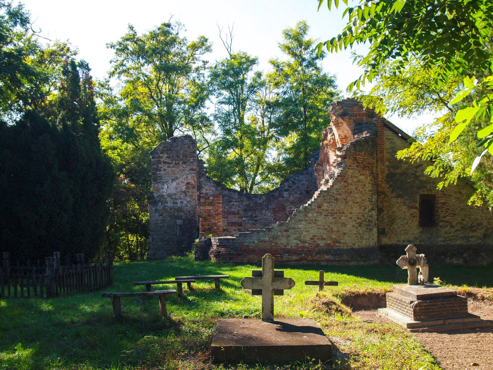 PA029262_Rácpusztai templomrom régi sírokkal_FOTO-JA