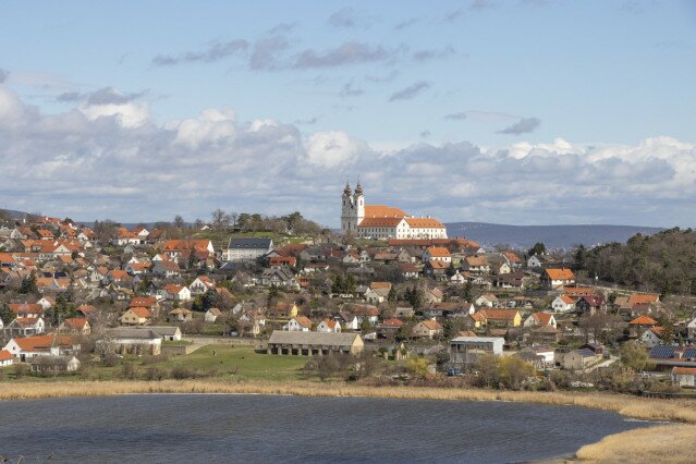 Panorámás barangolás a Tihanyi-félsziget lenyűgöző értékeivel