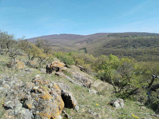 Panorámás sziklagerinc a Mátraalján